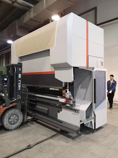 使用叉車進(jìn)行精密設(shè)備搬運(yùn)時(shí)要注意哪些地方？